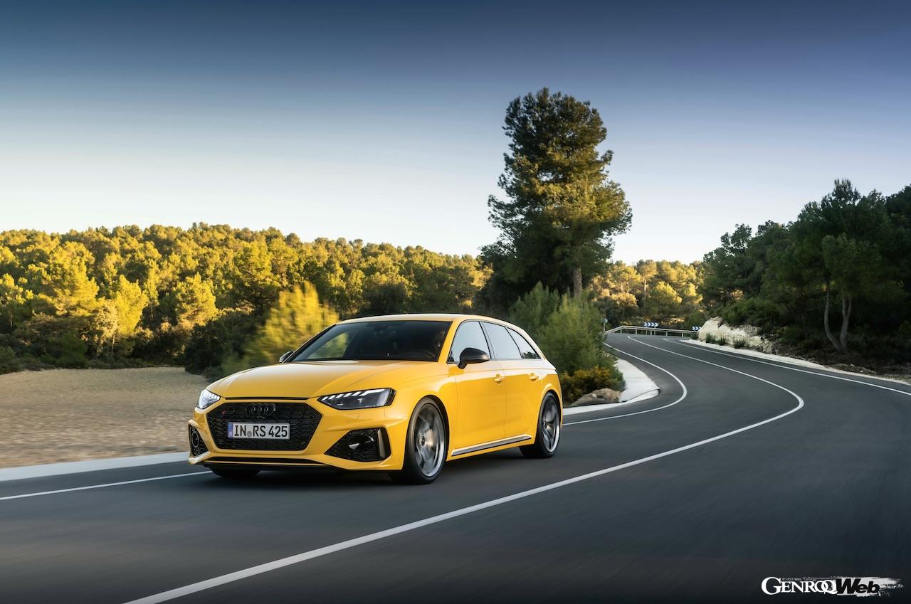 「アウディ RS 4 アバント エディション 25 イヤーズ」の走行シーン。