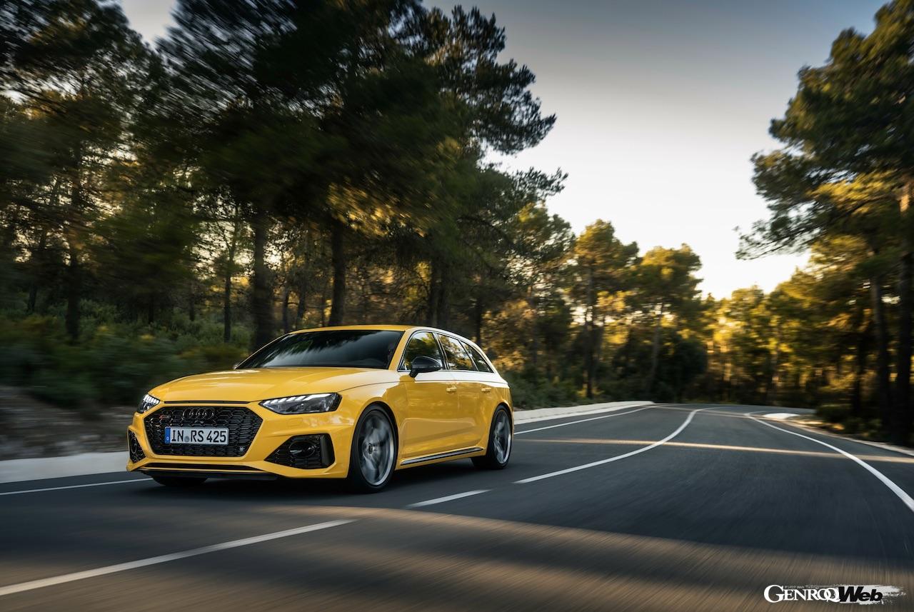 「アウディ RS 4 アバント エディション 25 イヤーズ」の走行シーン。