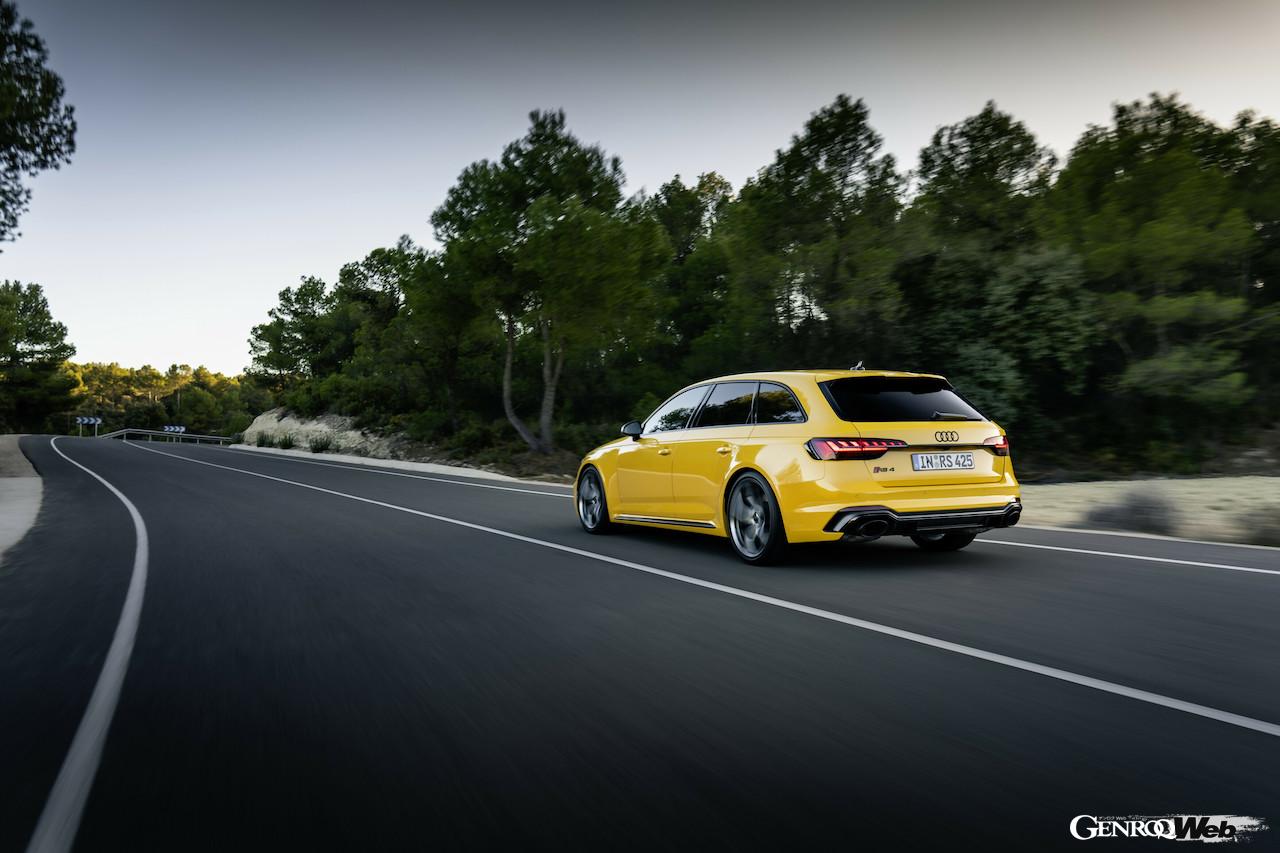 「アウディ RS 4 アバント エディション 25 イヤーズ」の走行シーン。