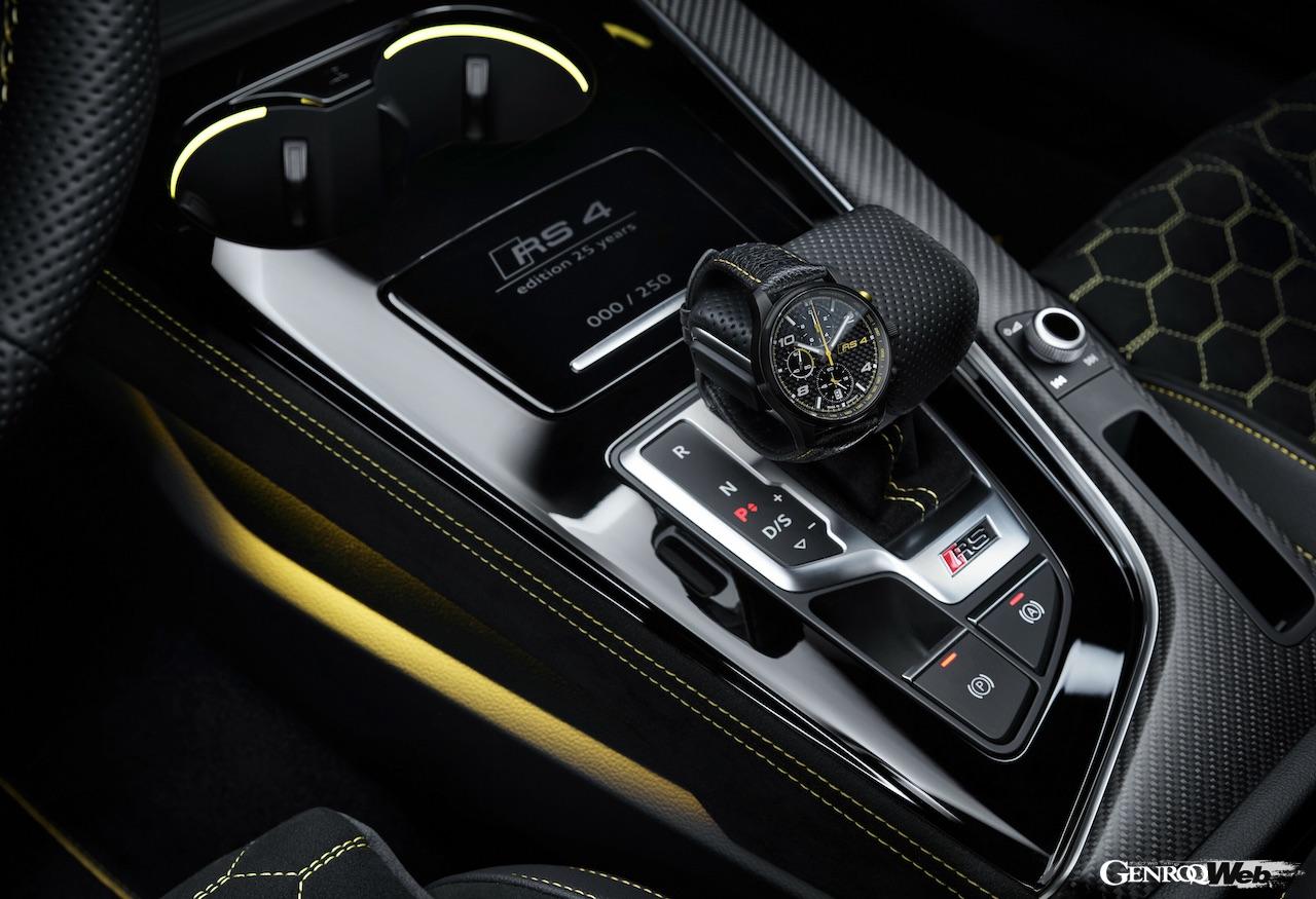 アウディ RS 4 アバント エディション 25 イヤーズの発売に合わせて、アウディ・コレクションはクロノグラフ「RS 4 アバント エディション 25 イヤーズ」を発表。カーボンファイバーの文字盤、「RS 4」ロゴ、ストップウォッチの秒針、レザーストラップのコントラストステッチなど、イエローのディテールが施された。このクロノグラフも250本限定で販売される。