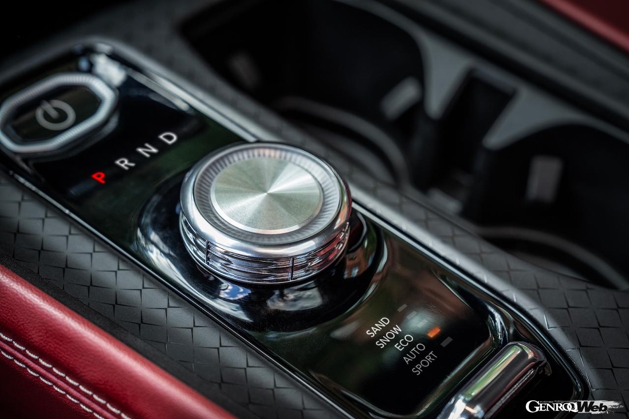 初のグローバル市場向けEVとして開発された「ジープ ワゴニア S」のインテリア。