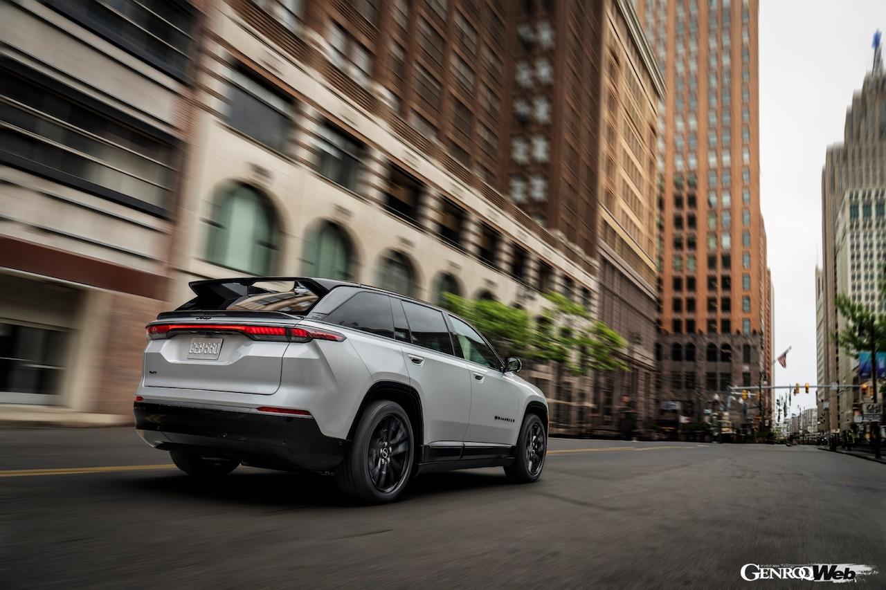 初のグローバル市場向けEVとして開発された「ジープ ワゴニア S」の走行シーン。