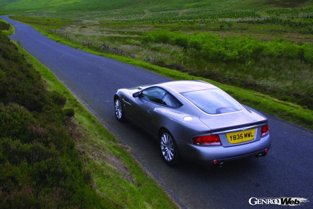 押し出し成形のアルミフレームにカーボン・コンポジットを組み合わせたまったく新しいシャシーに、5.9リッターV12エンジンとセミATを搭載。