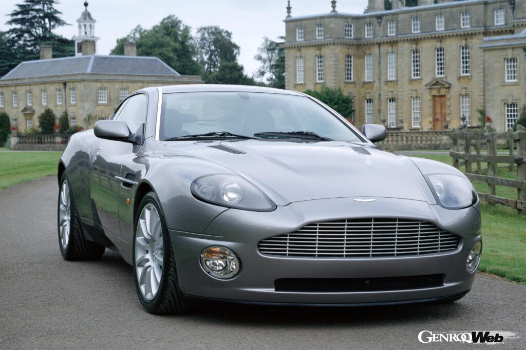 スーパーフォームドで成型されたアルミニウム製エクステリアパネルは、ハンドメイドで組み付けられる。