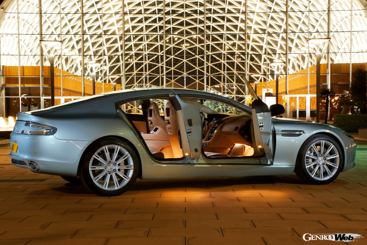 見た目も中身もほぼほぼDB9だ。ドアが2枚増えただけ。斜め前から見れば、リアドアの存在感などほとんどなし。猫背のシルエットはまさに4ドアクーペで、ドアは斜めにちゃんとスィングアップする。