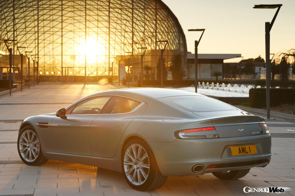 泣く子も黙る自然吸気V12エンジンを積んでいるのも今となってはサイコーだ。