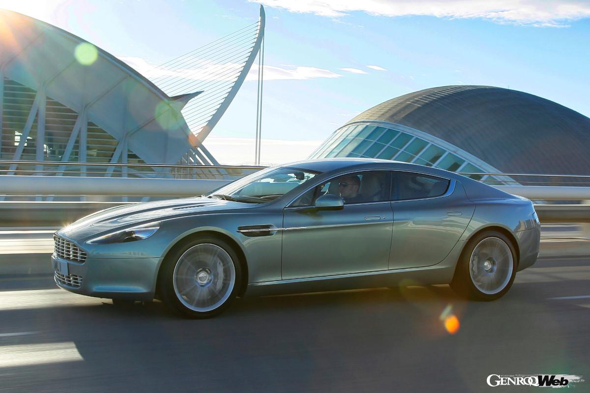 流行りのSUVには乗りたくない向きに、アストンの4ドアクーペというべきラピードは、＋2枚ドアの実用性に、スタイル、サイズ、そして性能も“ちょうどいい”。