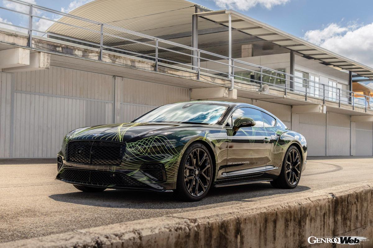 静止状態ではほとんど変化のないリヤタイヤが、エレクトリック・オールホイール・ステアリングによって想像以上に大きな舵角で、まるで生きているかのように前輪の動きに合わせて俊敏に動くという。