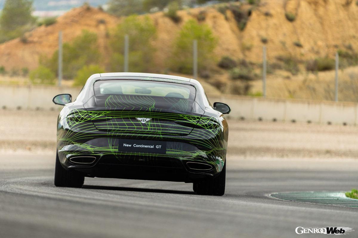 鋭い蹴り出しを見せる新型「コンチネンタルGT」。実にリニアで、あっという間にスピードメーターは200km/h以上を表示した。