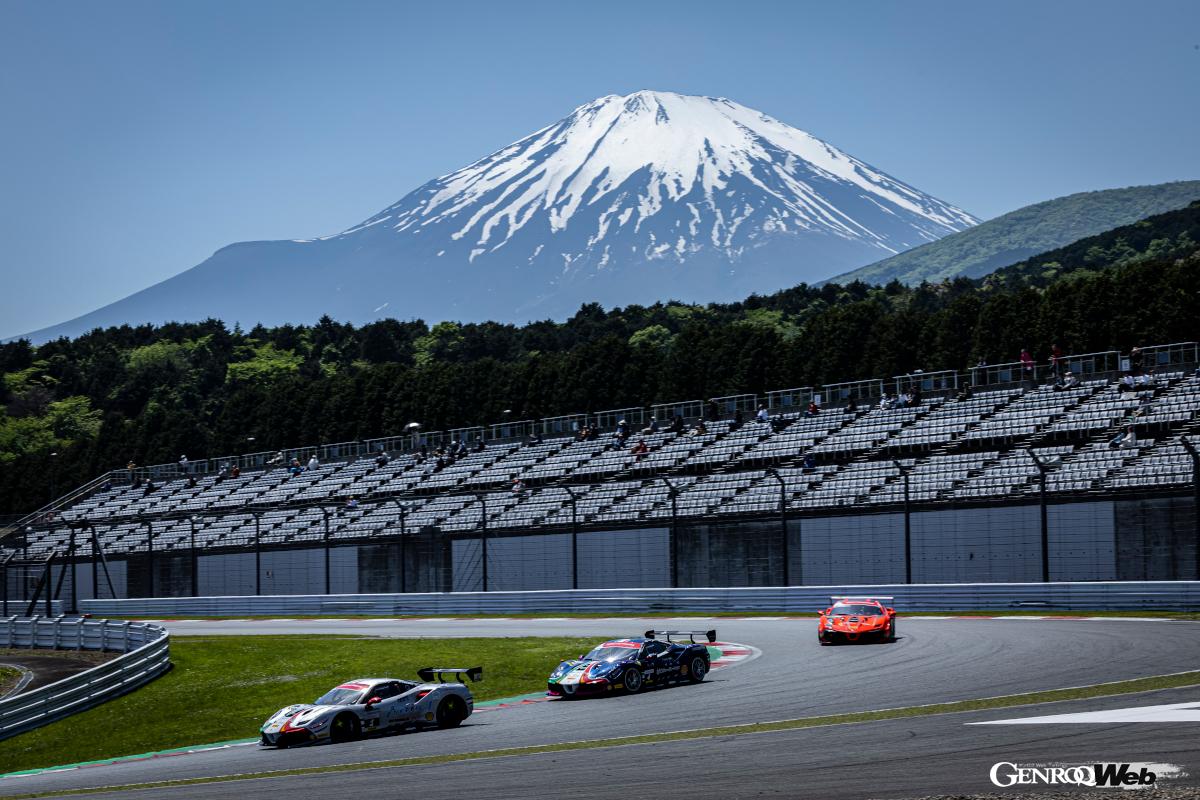 序盤はポールポジションのNobuhiro IMADAを、抜群のスタートを見せた昨年のチャンピオンYudai UCHIDAが1コーナーでオーバーテイク。フェラーリ・ジャパンのスカラシップで参戦した若武者のYugo IWASAWAが3位で2台を追う展開。
