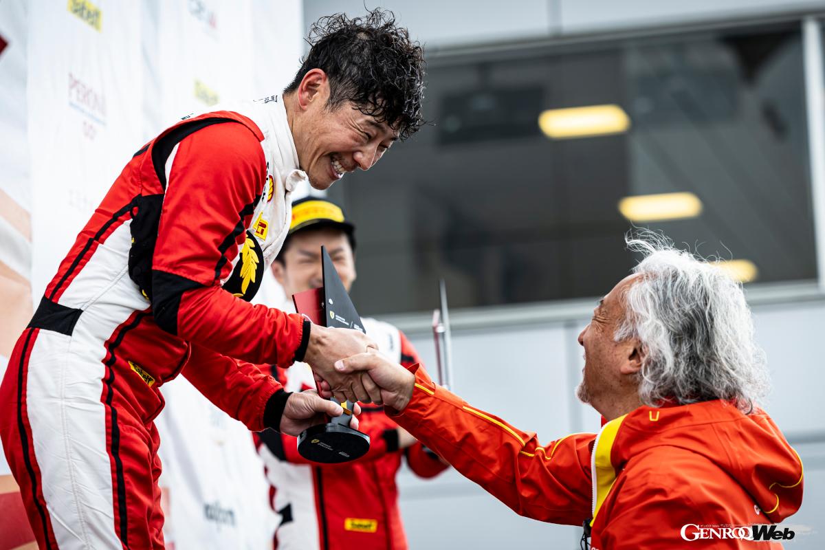 実業家のYusaku MAEZAWAがデビュー戦でコッパ・シェルAmクラスのポール・トゥ・ウィンを達成した。