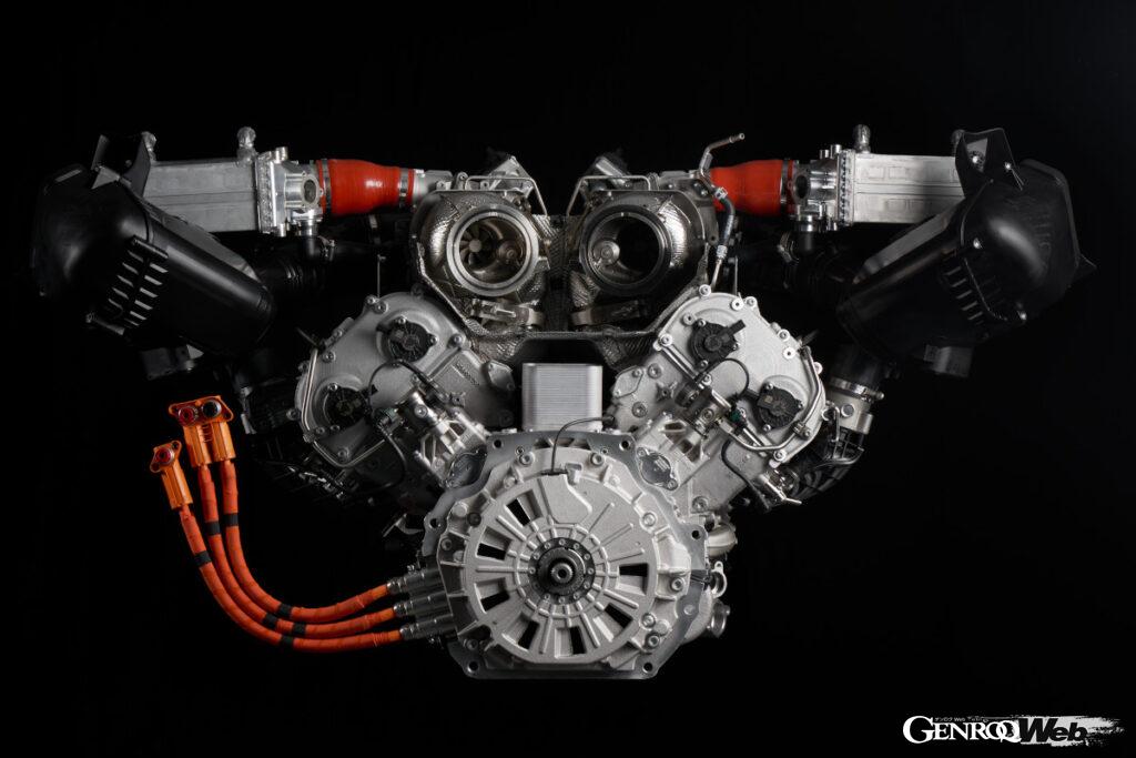 バンク角は90度。Vバンクの間にターボチャージャーを搭載するホットV方式。