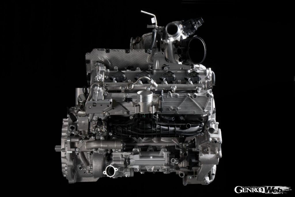 ドライサンプによりホットVながらエンジン高は低い。左側のモーターの後ろに8速DCTが接続される。