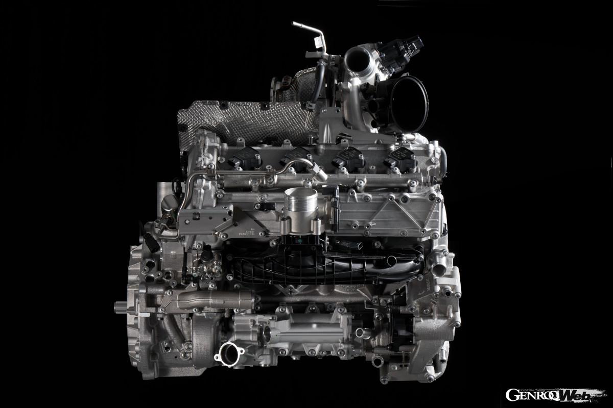 ドライサンプによりホットVながらエンジン高は低い。左側のモーターの後ろに8速DCTが接続される。