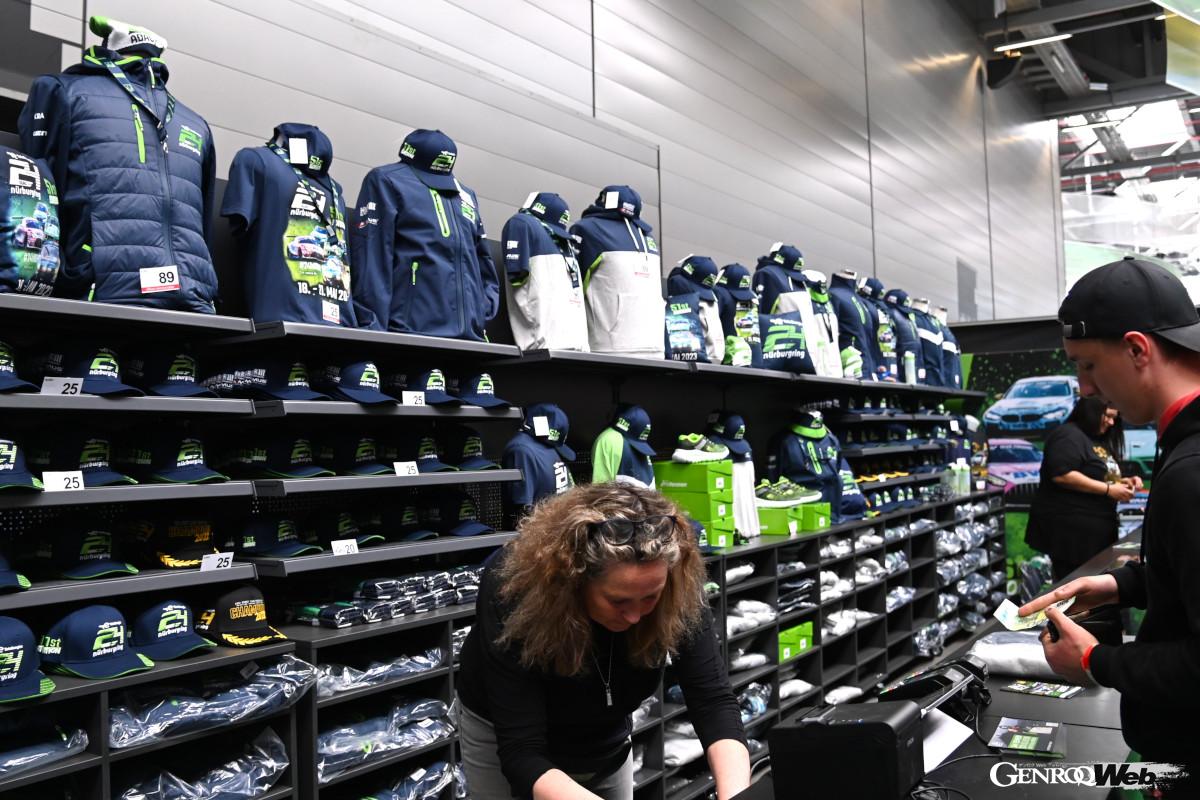 昨年23万5000人ものファンが集った一大フェスティバル「ニュルブルクリンク24時間レース」。今年は130台ものマシンがエントリーした。