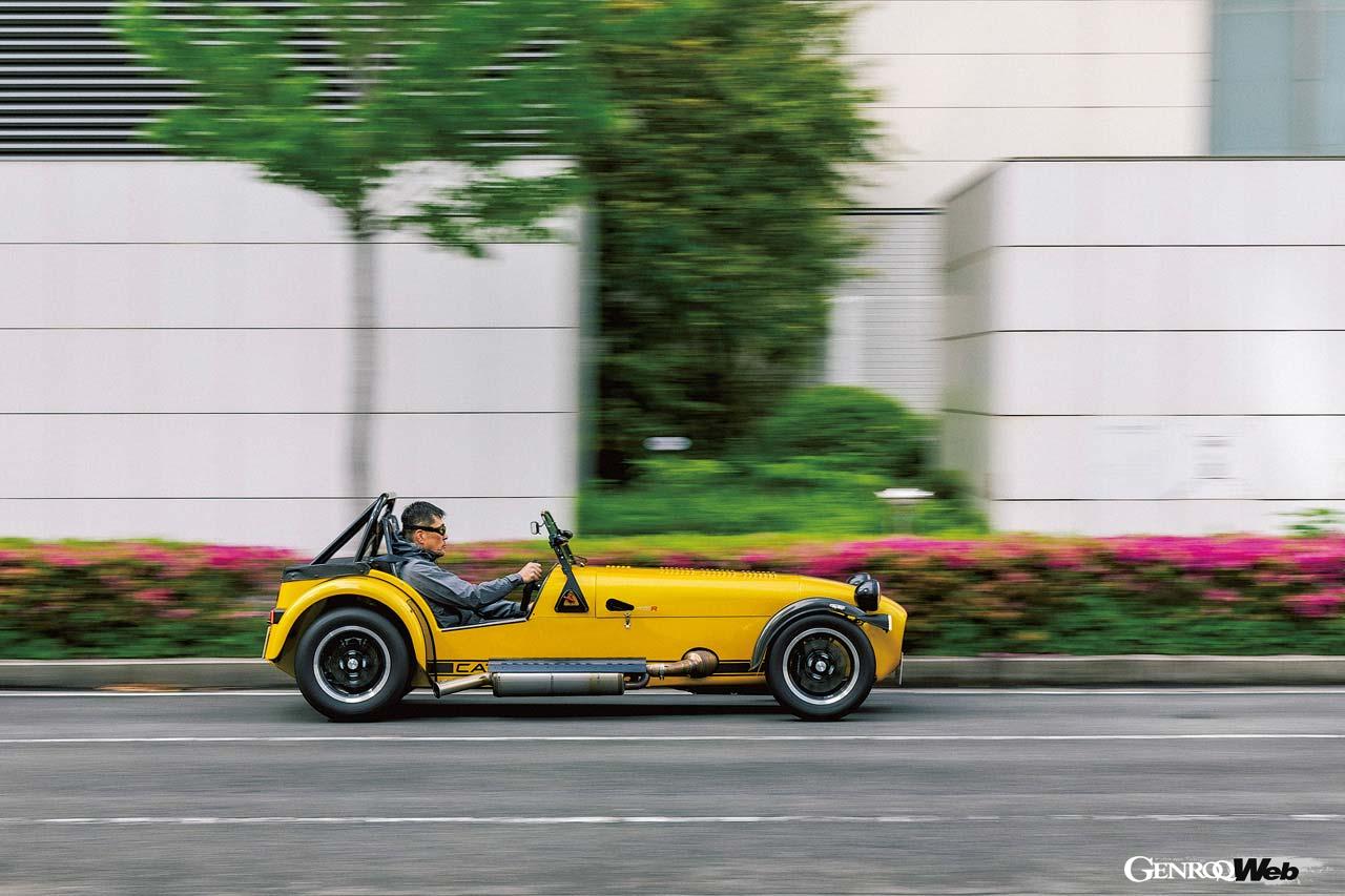 わずか540kgの車体に172PSを発生する2.0リッターデュラテックエンジンを搭載するセブン340。その走りはまるでゴーカートのよう。装着タイヤはエイボンZZSだ。