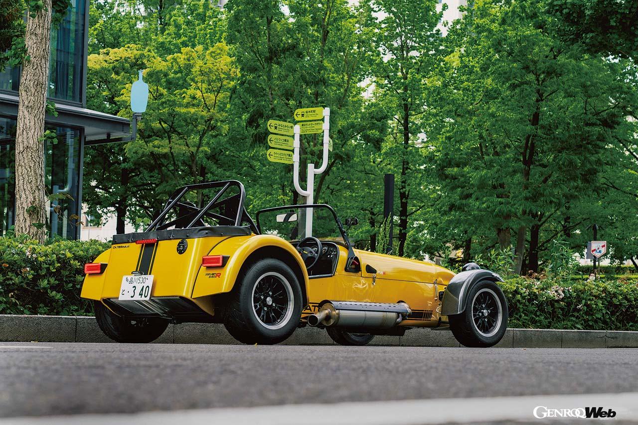 わずか540kgの車体に172PSを発生する2.0リッターデュラテックエンジンを搭載するセブン340。その走りはまるでゴーカートのよう。装着タイヤはエイボンZZSだ。