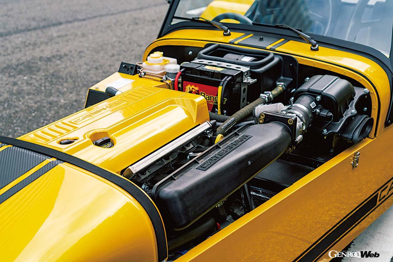 わずか540kgの車体に172PSを発生する2.0リッターデュラテックエンジンを搭載するセブン340。その走りはまるでゴーカートのよう。装着タイヤはエイボンZZSだ。