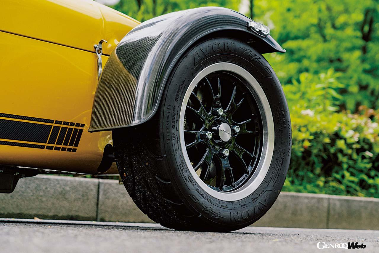 わずか540kgの車体に172PSを発生する2.0リッターデュラテックエンジンを搭載するセブン340。その走りはまるでゴーカートのよう。装着タイヤはエイボンZZSだ。