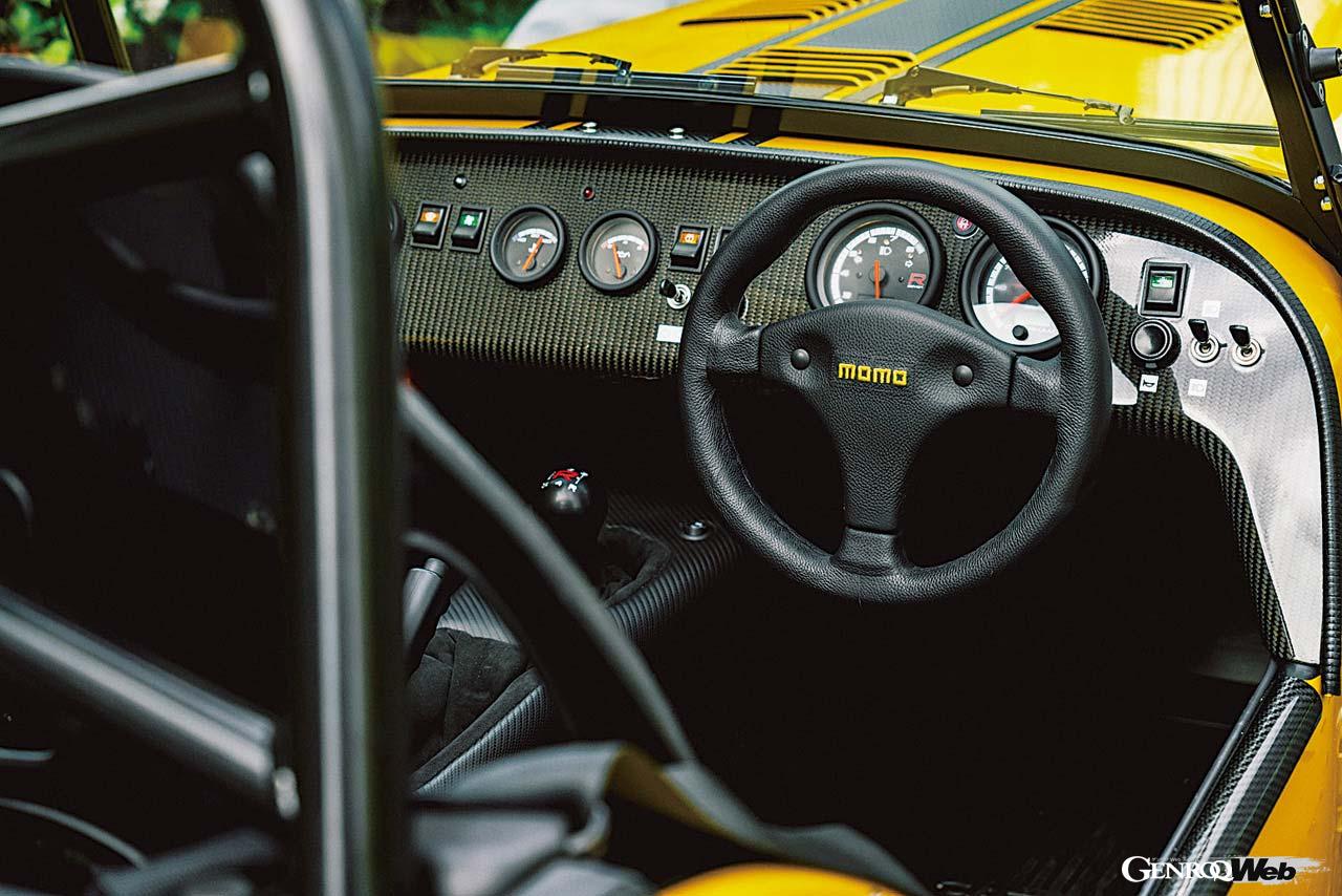 MOMO製の小径ステアリングや最低限の計器がインストールされた340Rのインパネは非常にスパルタンだ。いかにも軽そうなスポーツシートは身体をタイトに包み込む。