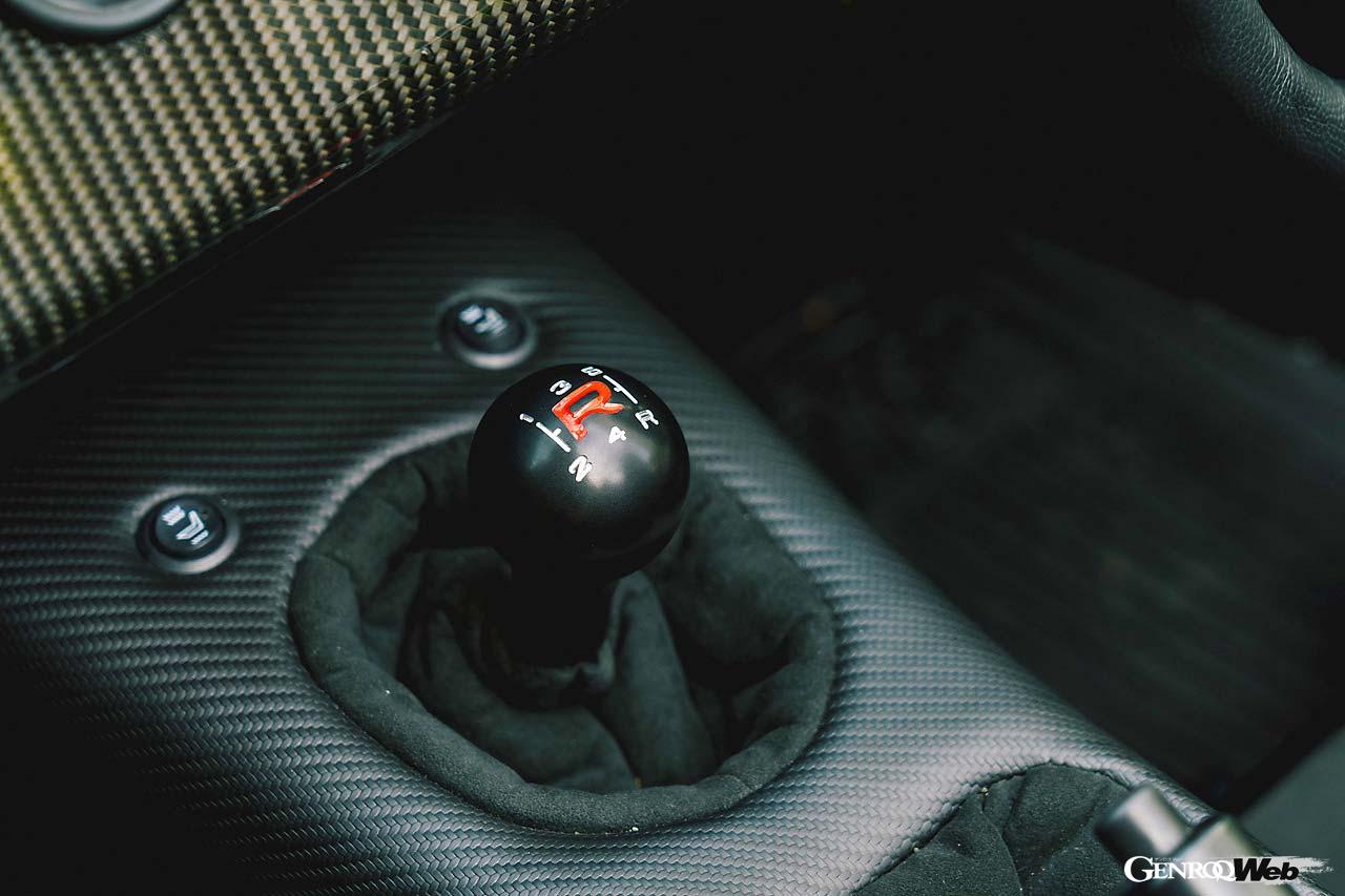 MOMO製の小径ステアリングや最低限の計器がインストールされた340Rのインパネは非常にスパルタンだ。いかにも軽そうなスポーツシートは身体をタイトに包み込む。