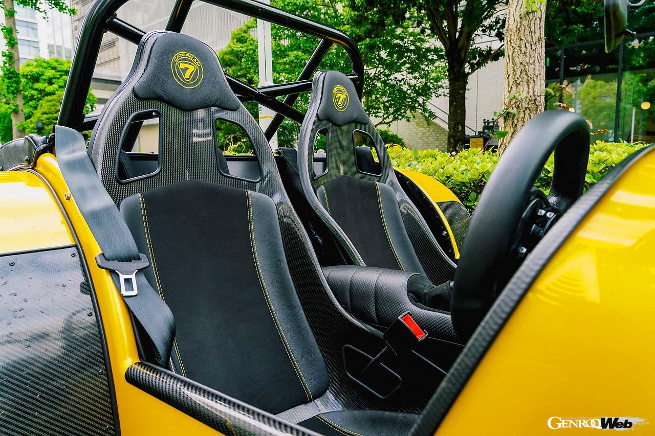 MOMO製の小径ステアリングや最低限の計器がインストールされた340Rのインパネは非常にスパルタンだ。いかにも軽そうなスポーツシートは身体をタイトに包み込む。