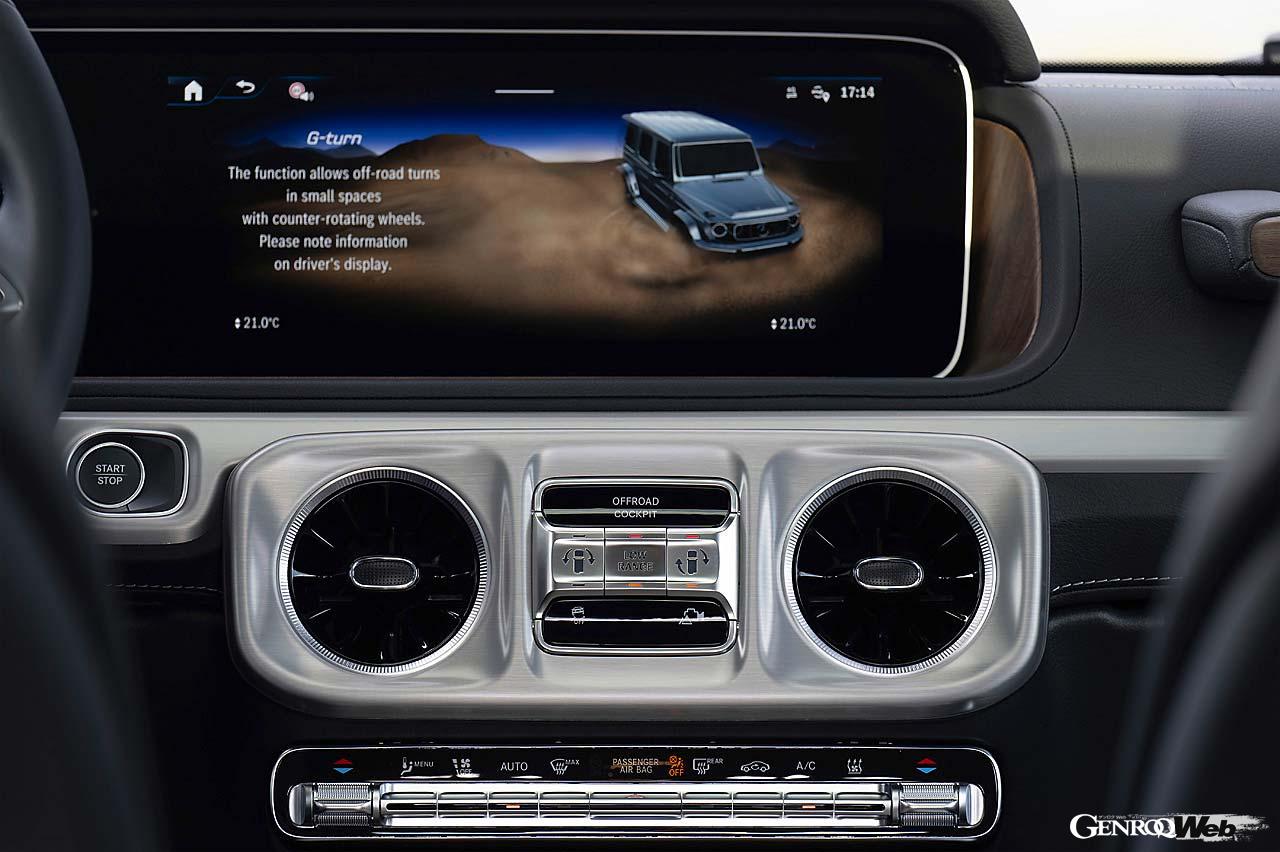 最新のインフォテインメントシステムに刷新された新型Gクラス。G580ならではの機能がその場で360度回転する「Gターン」だ。インパネ中央のスイッチから操作する。
