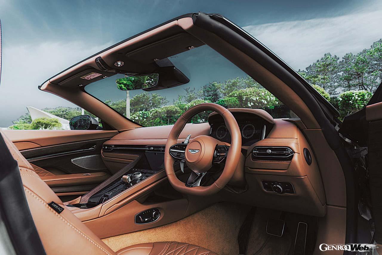 ダッシュボードはワイドさを強調するデザインとなり、シフトはDB11のボタン式ではなくレバー式となった。エアコンの温度とファン、ボリュームを調整するロータリースイッチはとても扱いやすい。