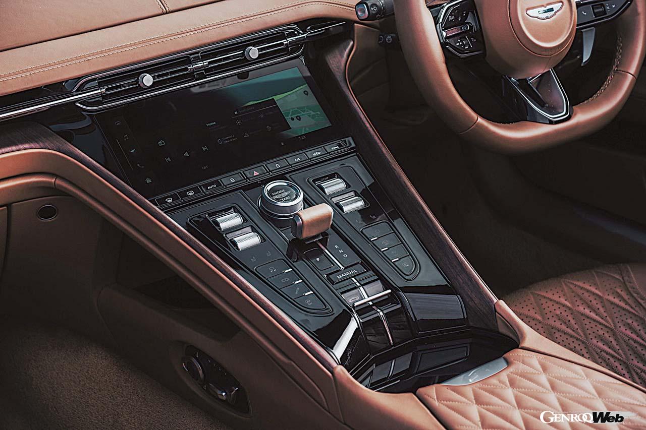 ダッシュボードはワイドさを強調するデザインとなり、シフトはDB11のボタン式ではなくレバー式となった。エアコンの温度とファン、ボリュームを調整するロータリースイッチはとても扱いやすい。