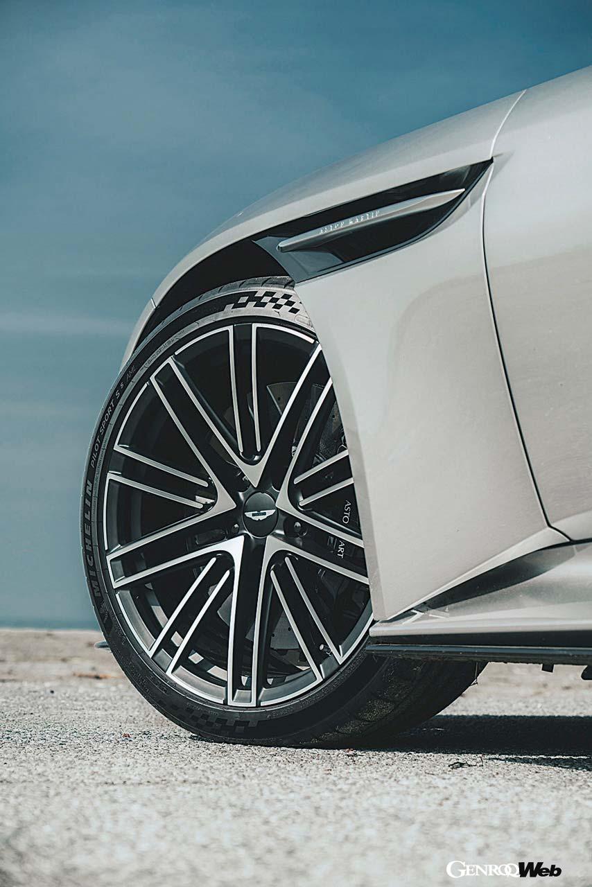 専用開発のミシュラン・パイロットスポーツS5が組み合わされる。カーボンセラミックブレーキも選択できるようになった。ばね下重量を27kg削減できる。