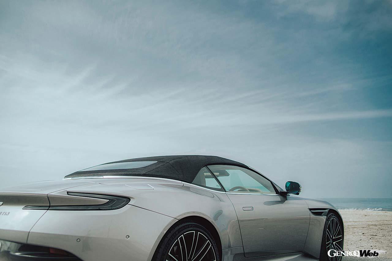 クローズド時のシルエットも美しい。ソフトトップは8層構造で、耐熱性にも優れている。開閉の所要時間は14秒。