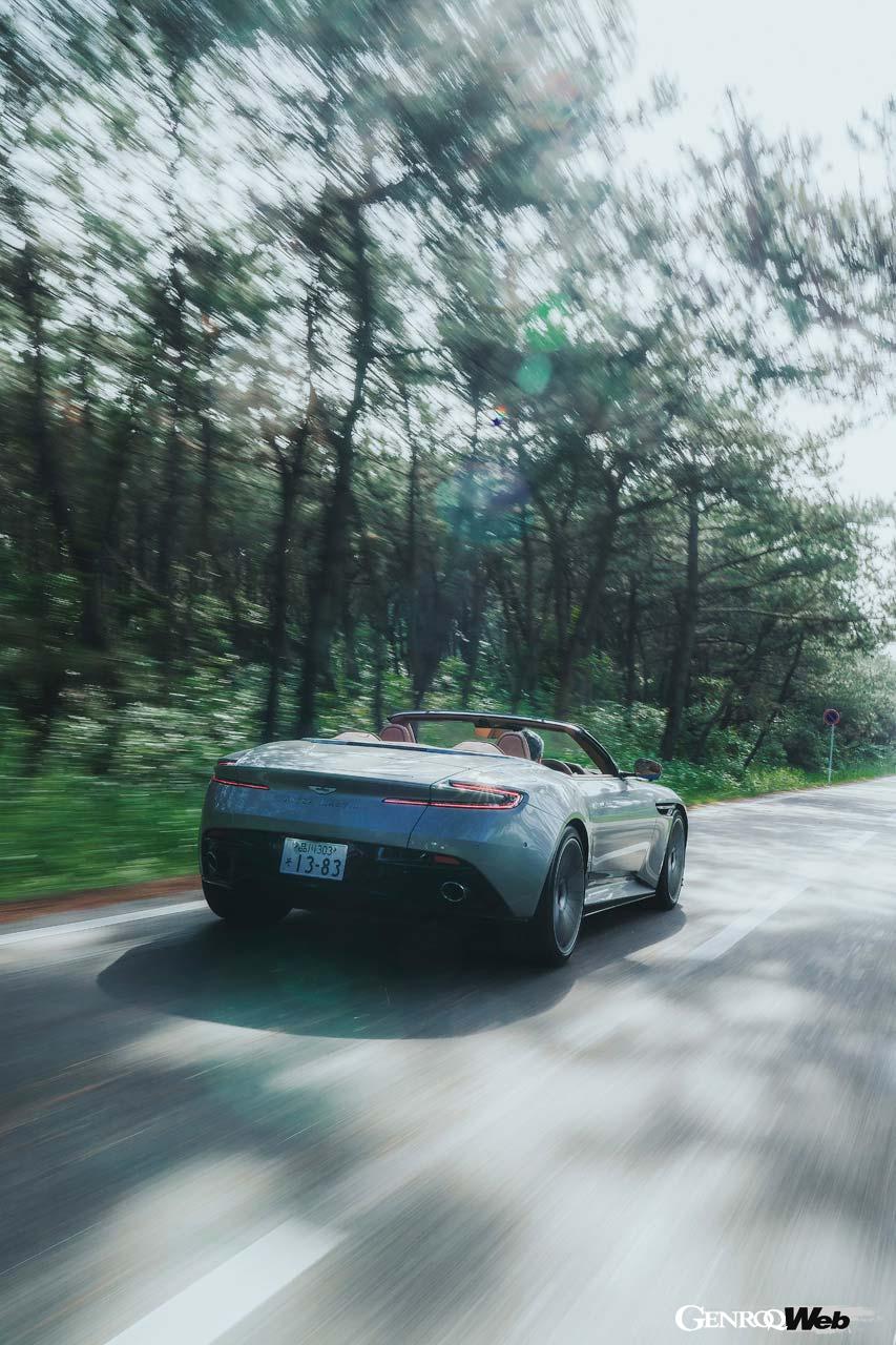 アストンマーティンの中核を担うDBシリーズ。その最新作であるDB12がついに日本に上陸した。さらに流麗になったボディとエレガントなインテリア、フロントにはV8ツインターボを収める。その佇まいはまさに英国車ならではの世界だと言えるだろう。