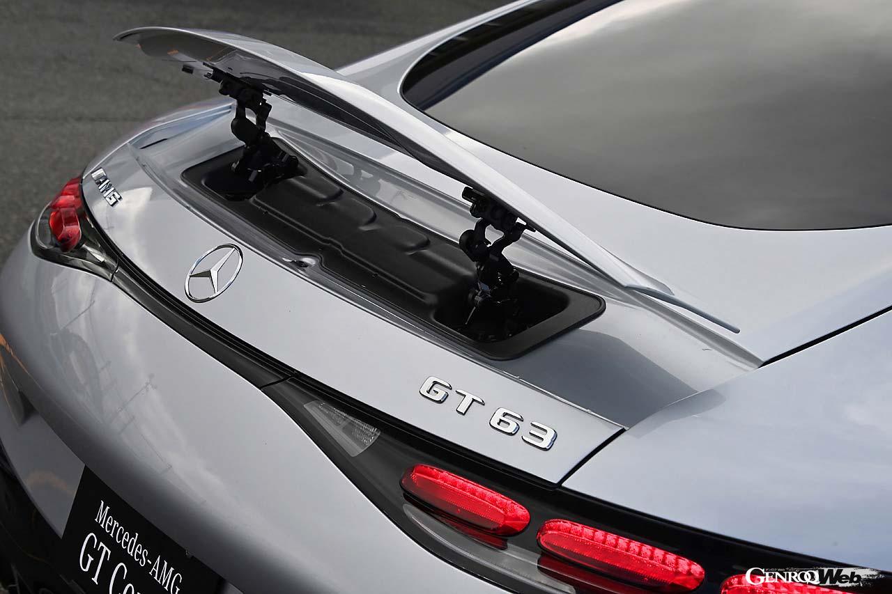 走行状況や車速に応じて5段階に調節される大型のリトラクタブルリヤスポイラー。最大22°でダウンフォースを高める。