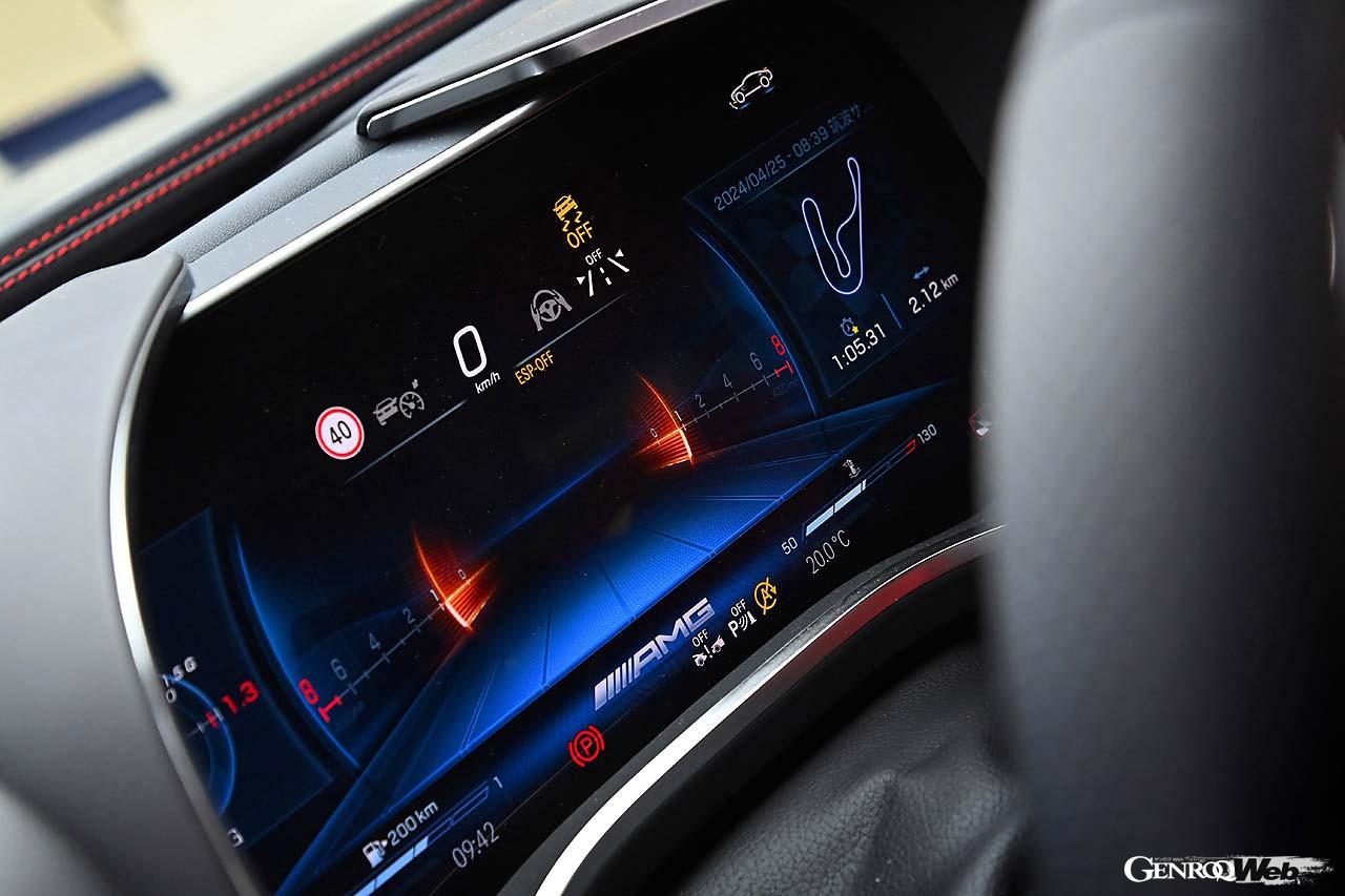 センターにレイアウトされる縦型の11.9インチ・マルチメディアタッチスクリーンにはサーキット走行に便利な計測アプリが備わり、ラップタイムを自動的に計測してくれる。