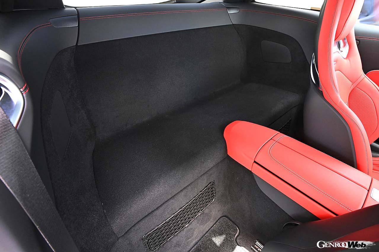 オプションの可倒式リヤシートを装着すると車重は130kg(!)増加するという。なお標準の2シーター仕様はトランクスルーにはならない。