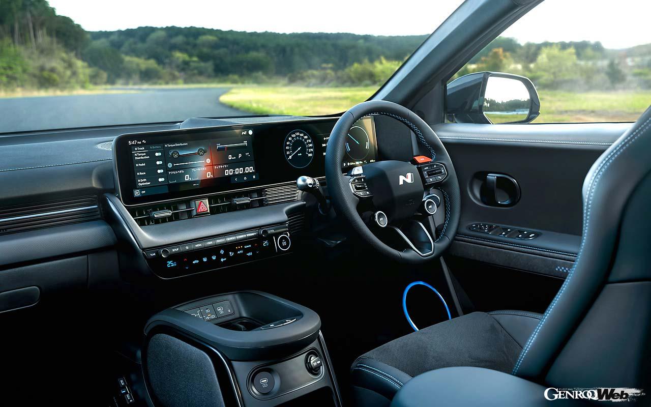 ステアリング右スポーク上に備わる赤いスイッチがNグリンブースト（NGB）だ。そのほかカスタマイズの範囲は広い。じっくり乗って楽しめる機能が多数備わる。