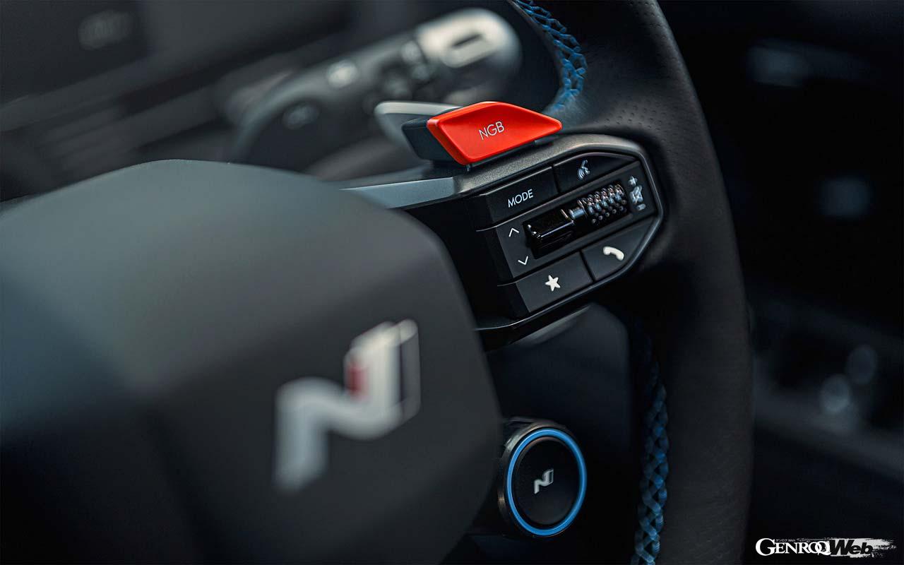 ステアリング右スポーク上に備わる赤いスイッチがNグリンブースト（NGB）だ。そのほかカスタマイズの範囲は広い。じっくり乗って楽しめる機能が多数備わる。