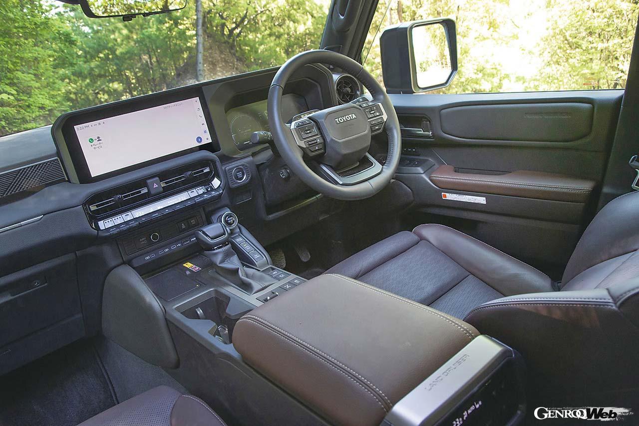 水平基調で無骨なデザインながら、悪路走行時はボンネットの先端が見やすいメリットがある。センターデフにトルセンLSDを採用したことでトルク配分をリニアにコントロールする。