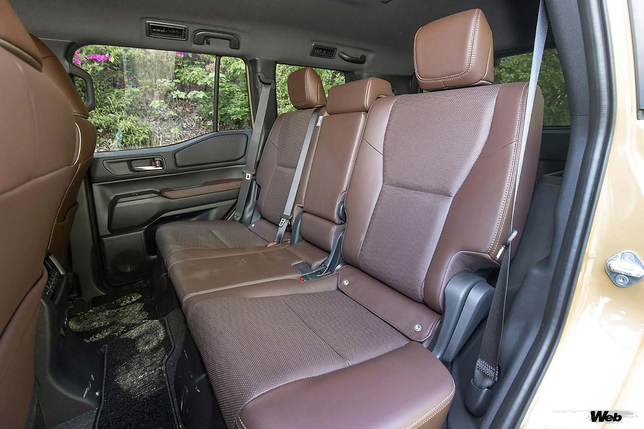 左右独立式のセカンドシートはアームレストやリクライニング機能も有する。サードシートへのアクセスも容易だ。