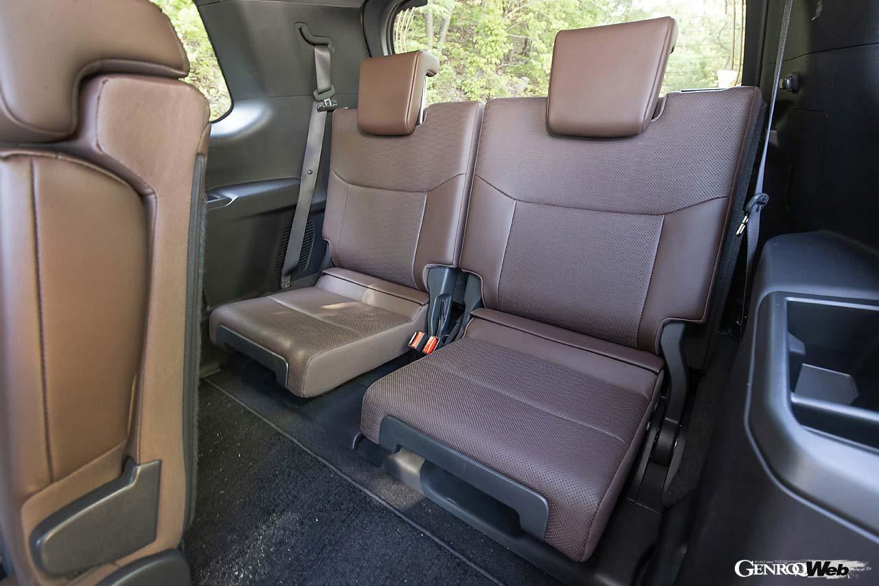 左右独立式のセカンドシートはアームレストやリクライニング機能も有する。サードシートへのアクセスも容易だ。