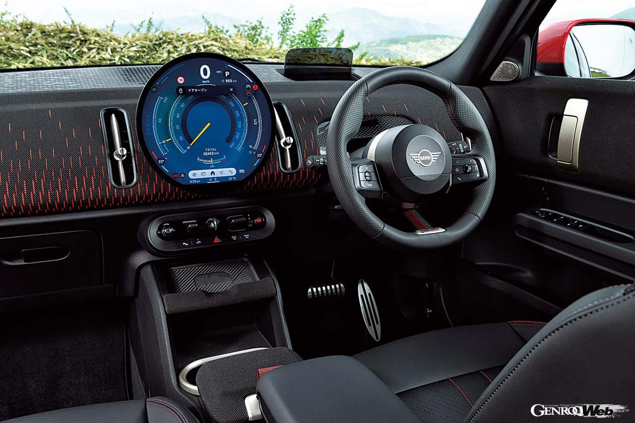 JCWのインパネ。モチーフの「円」が反復するなどやや過剰装飾気味だったデザインは、一気にシンプルな造形となった。巨大なセンターディスプレイの直径はなんと240mm!