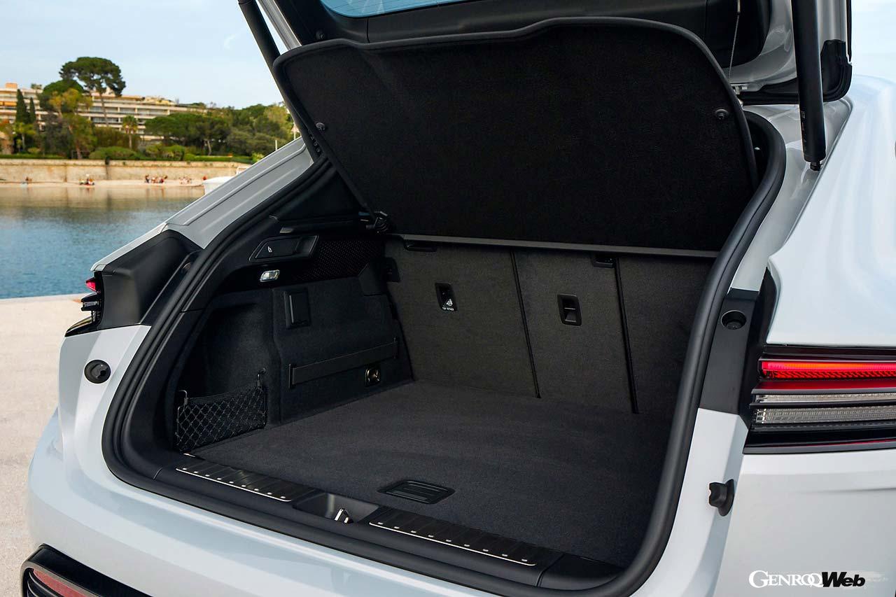 マカンターボは通常時480リットルのラゲッジスペースを用意する。タイヤサイズは前後とも20インチを採用している。