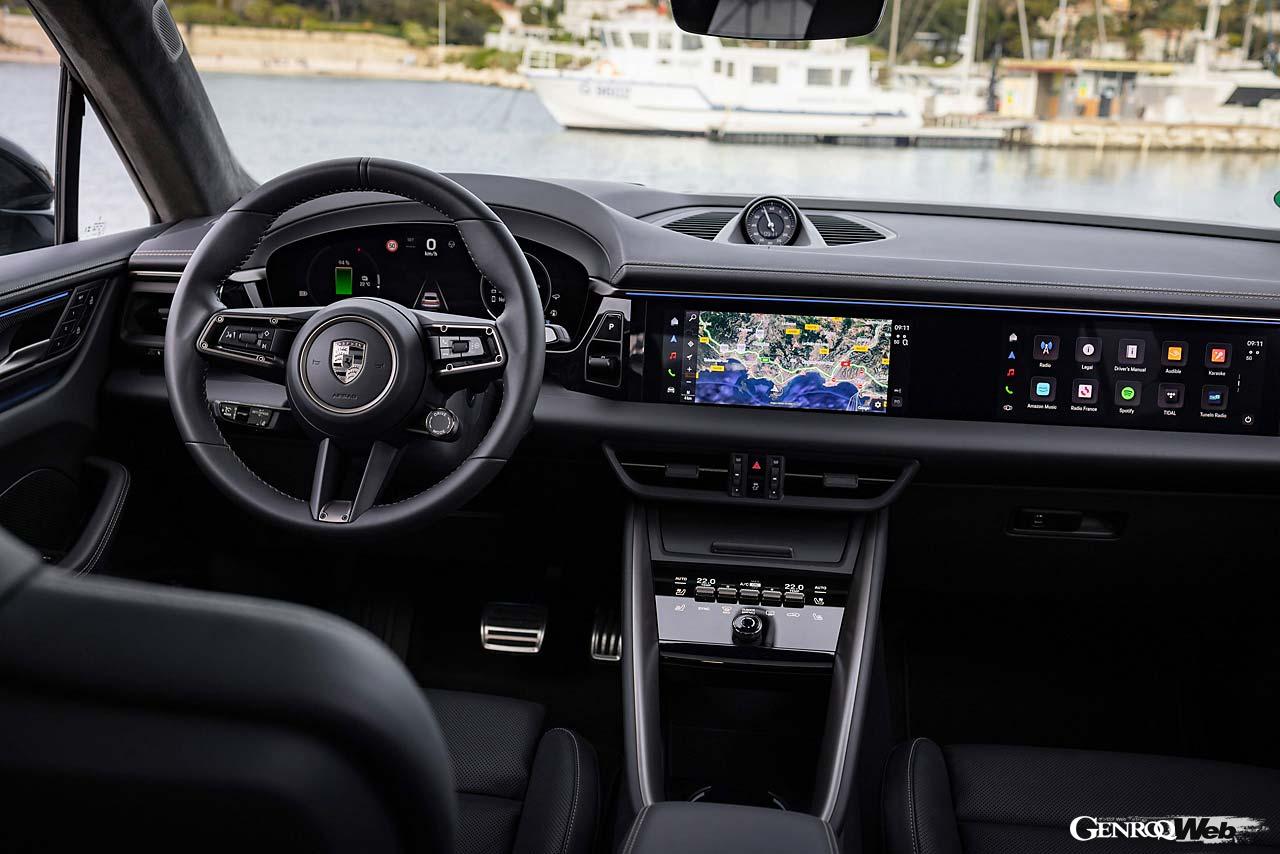 3つの液晶画面で構成される最新のインフォテインメントシステムは使い勝手も良好だ。水平基調のインパネデザインのため、運転席からの視認性も良い。