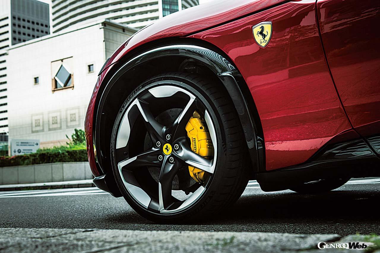 フロント22インチ、リヤ23インチのタイヤ＆ホイール。ブレーキはカーボンセラミックローターが標準となる。