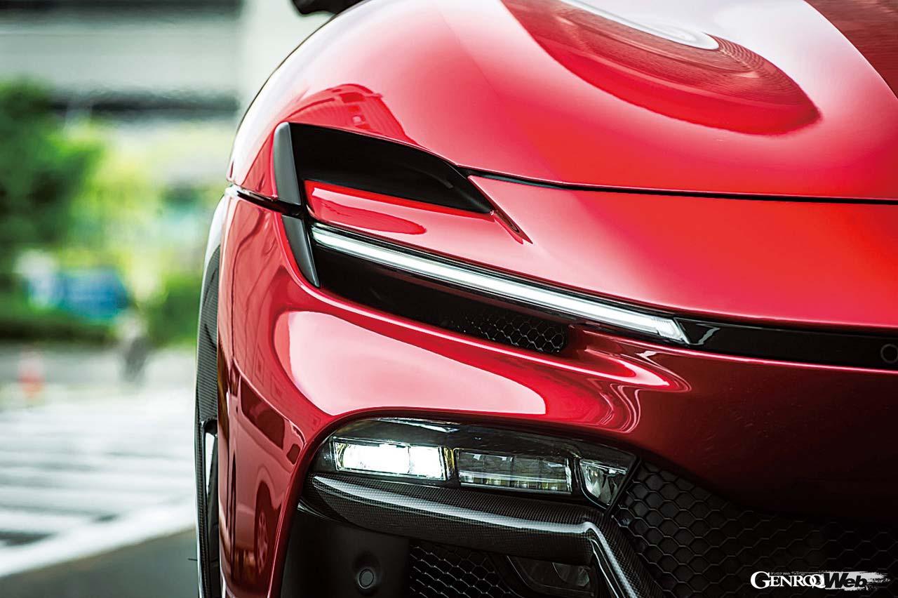 上下2つのスリットは、下側がデイタイムライト＆ウインカーで上側はエアインテーク。ヘッドライトはその下に位置する。