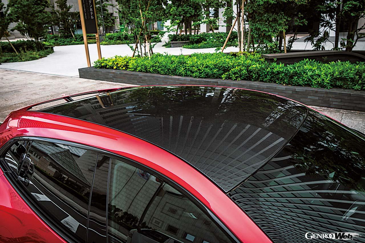 ルーフはカーボン製で軽量化を図る。上屋部分を軽くすることは運動性能の向上にもつながる。