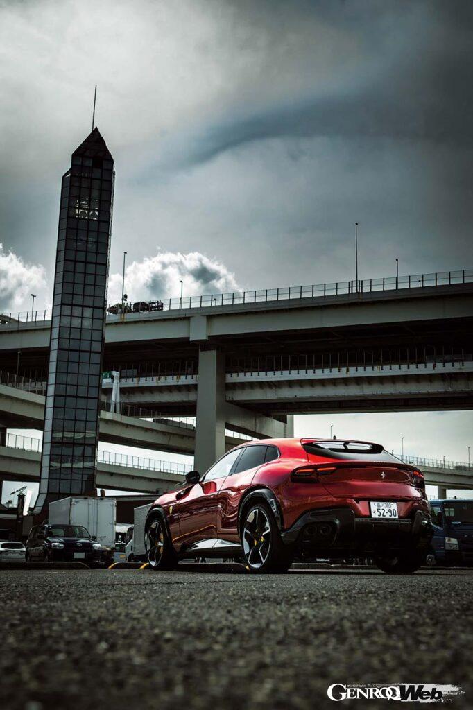 フェラーリのゲームチェンジャーとなる存在、プロサングエ。ブランドとして初めての4ドア4シーターのSUVボディを採用するが、フェラーリ自身はSUVではないと主張する。果たしてその走りは真のフェラーリ足り得ているのか!? 時代を変える挑戦者の実力はいかに。