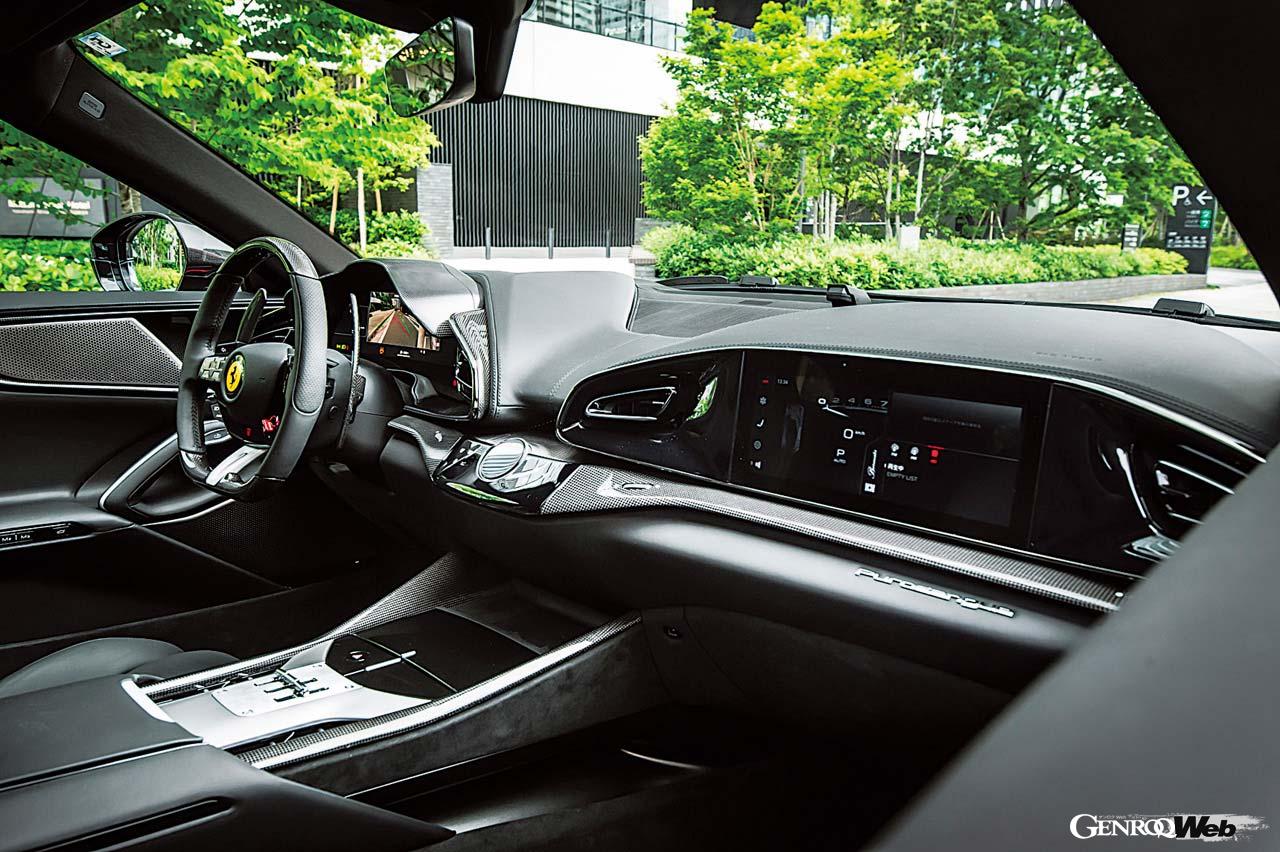 ステアリング上で運転にまつわるほとんどの操作が可能なのは他のフェラーリと同様。パッセンジャーディスプレイはかなり大型だ。エアコン操作ダイヤルは通常はフラットで、タッチすると迫り上がる。