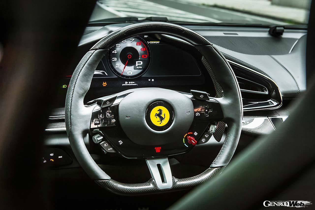 ステアリング上で運転にまつわるほとんどの操作が可能なのは他のフェラーリと同様。パッセンジャーディスプレイはかなり大型だ。エアコン操作ダイヤルは通常はフラットで、タッチすると迫り上がる。