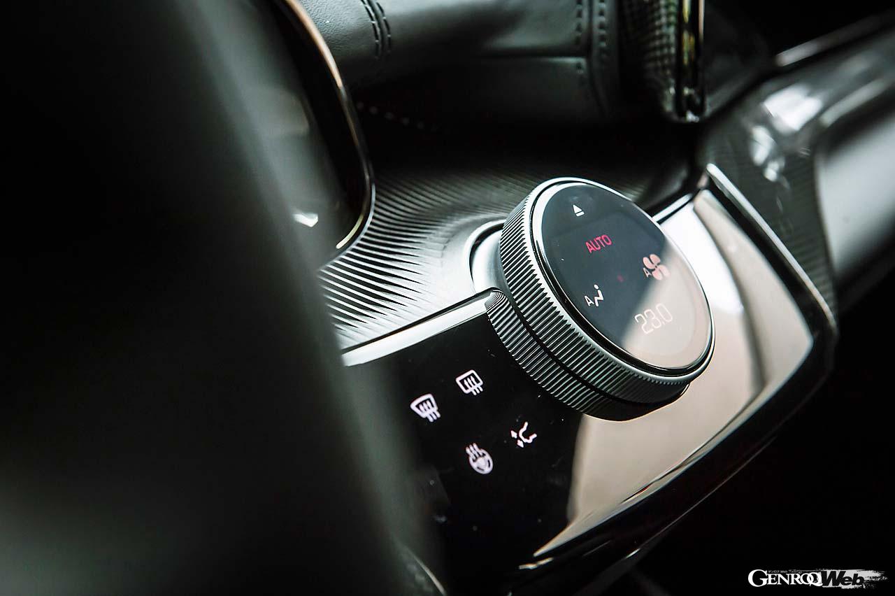 ステアリング上で運転にまつわるほとんどの操作が可能なのは他のフェラーリと同様。パッセンジャーディスプレイはかなり大型だ。エアコン操作ダイヤルは通常はフラットで、タッチすると迫り上がる。